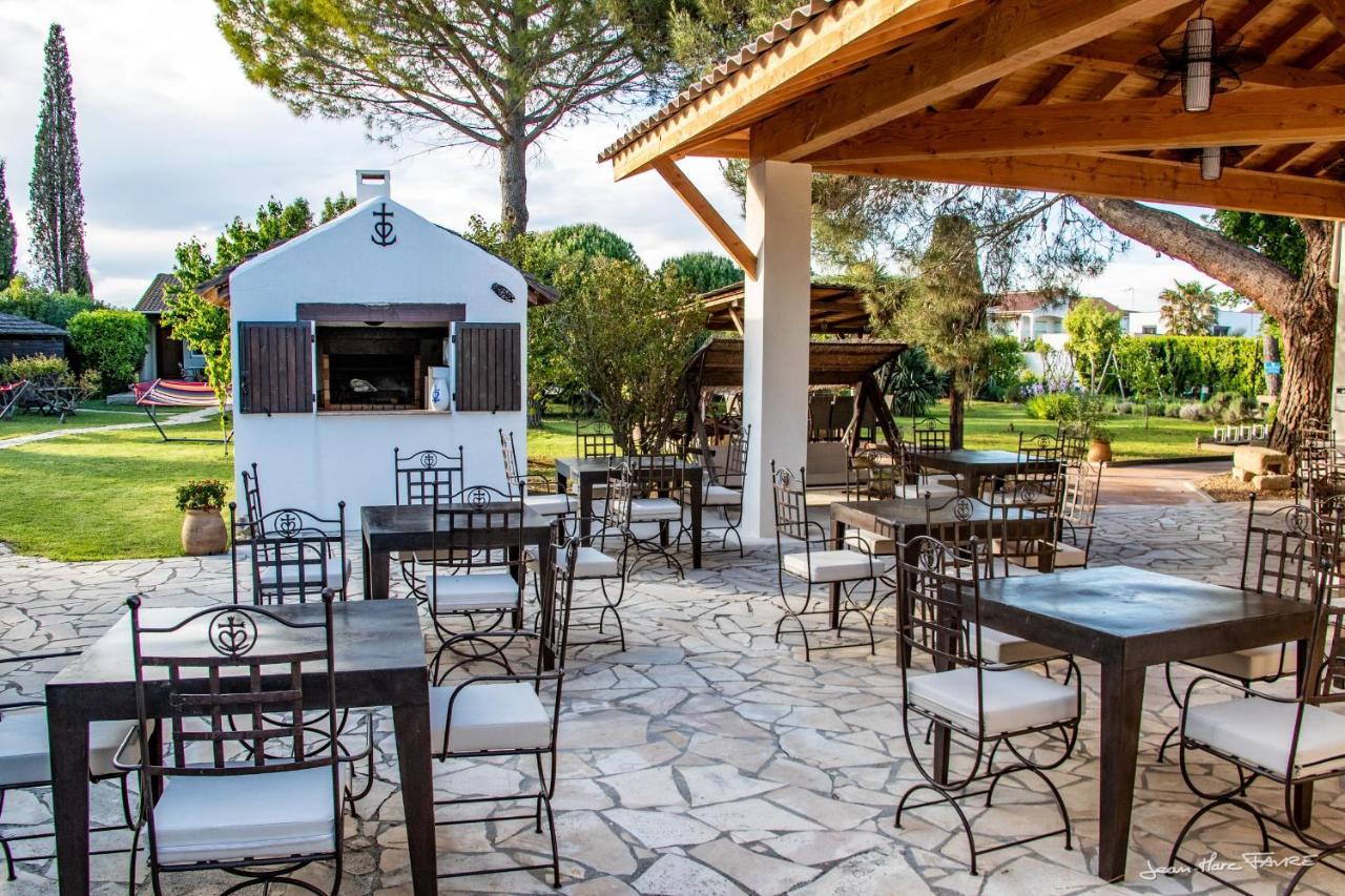 Lou Garbin Hotel Saint Laurent d'Aigouze Bagian luar foto