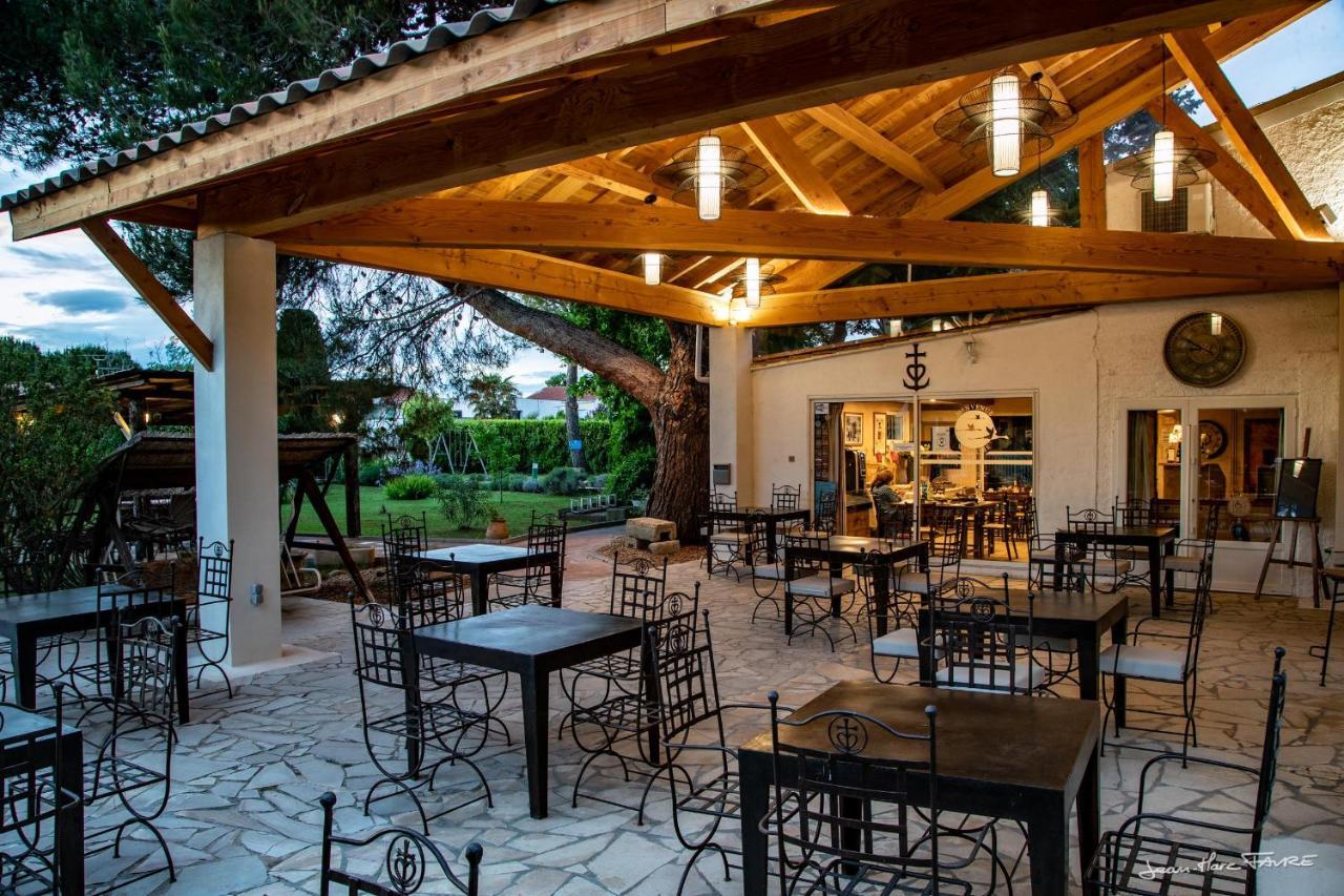 Lou Garbin Hotel Saint Laurent d'Aigouze Bagian luar foto