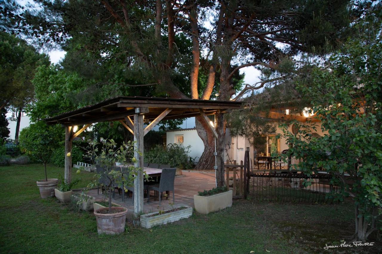 Lou Garbin Hotel Saint Laurent d'Aigouze Bagian luar foto
