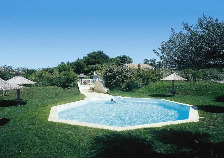 Lou Garbin Hotel Saint Laurent d'Aigouze Bagian luar foto