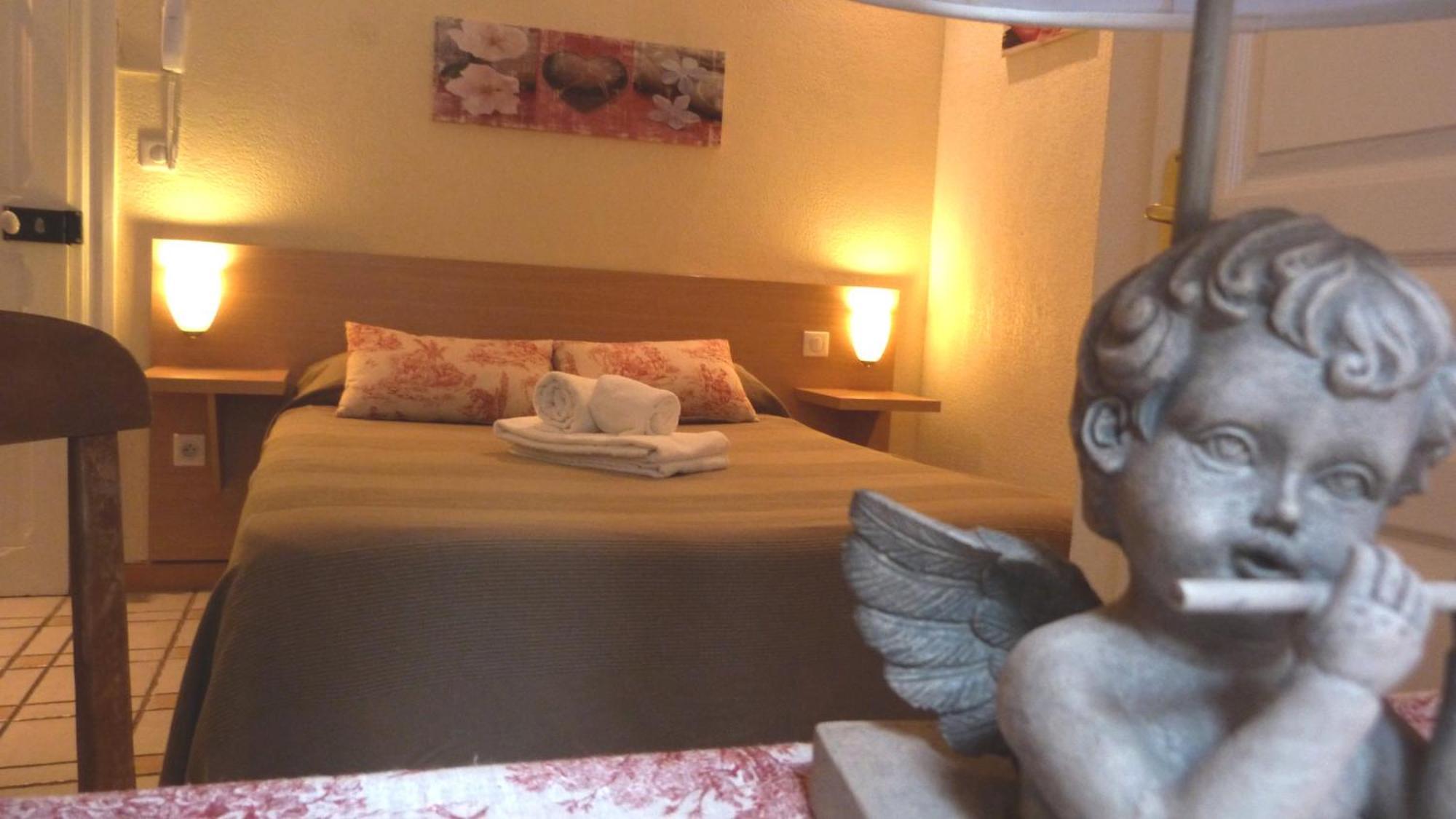 Lou Garbin Hotel Saint Laurent d'Aigouze Ruang foto