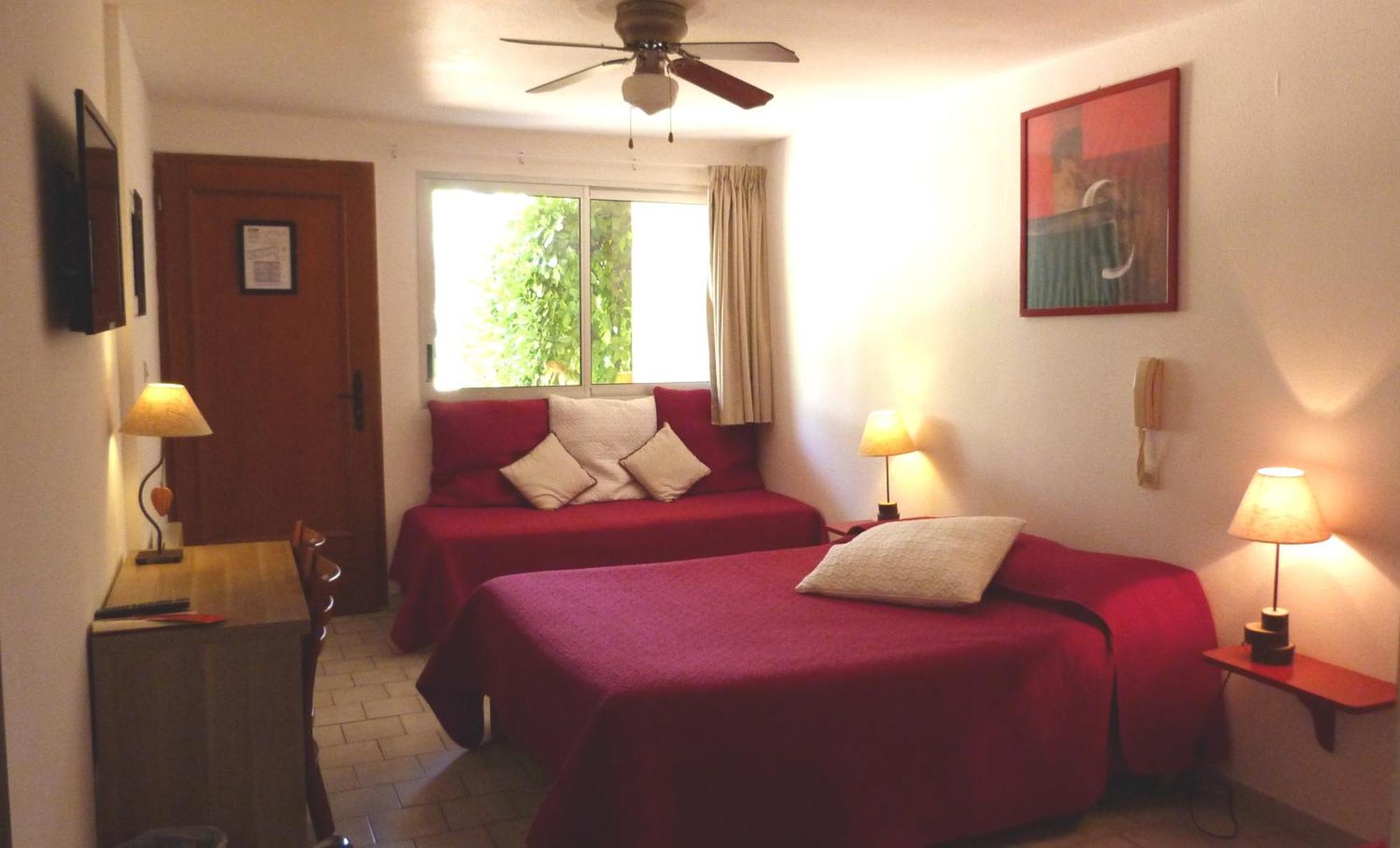 Lou Garbin Hotel Saint Laurent d'Aigouze Ruang foto