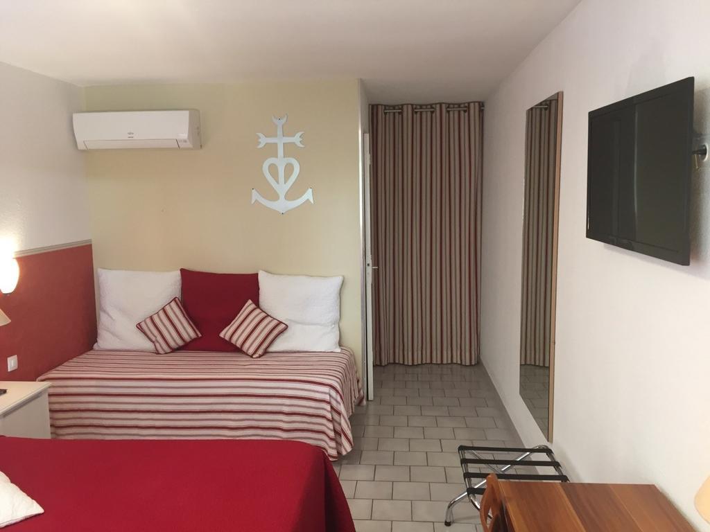 Lou Garbin Hotel Saint Laurent d'Aigouze Bagian luar foto
