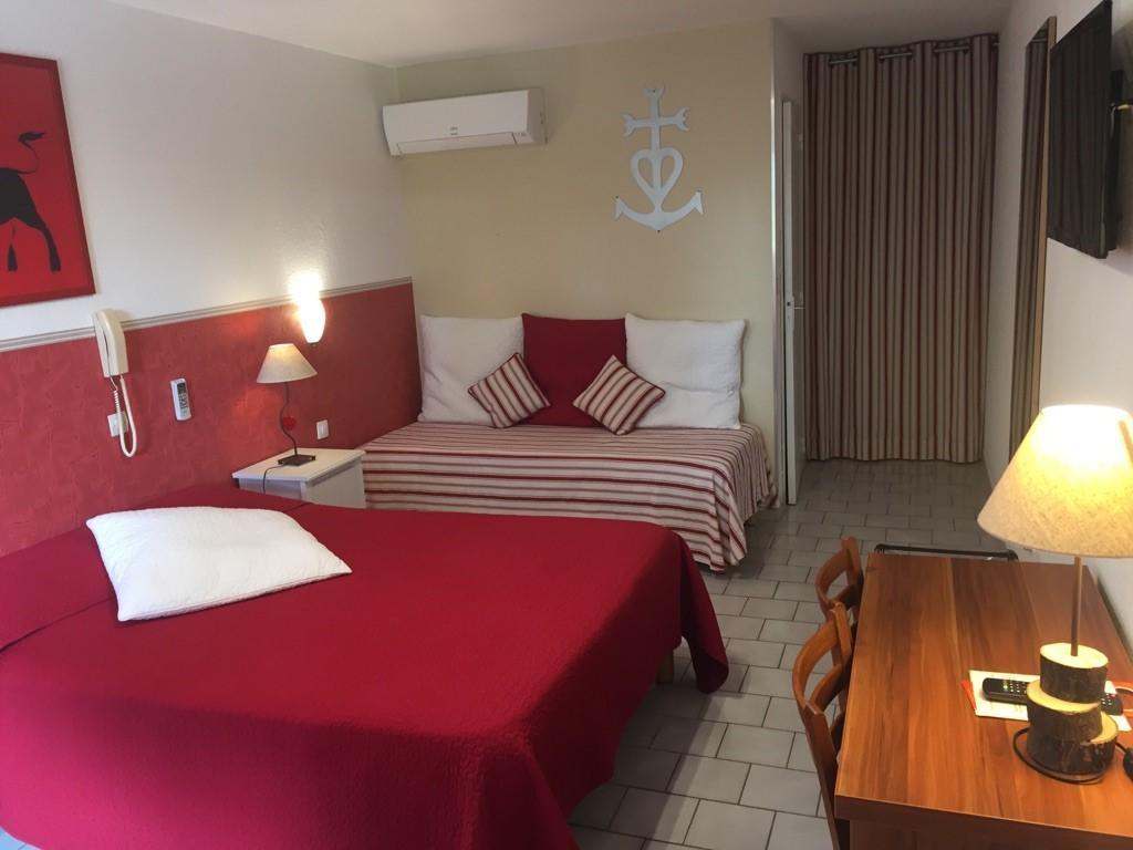 Lou Garbin Hotel Saint Laurent d'Aigouze Bagian luar foto