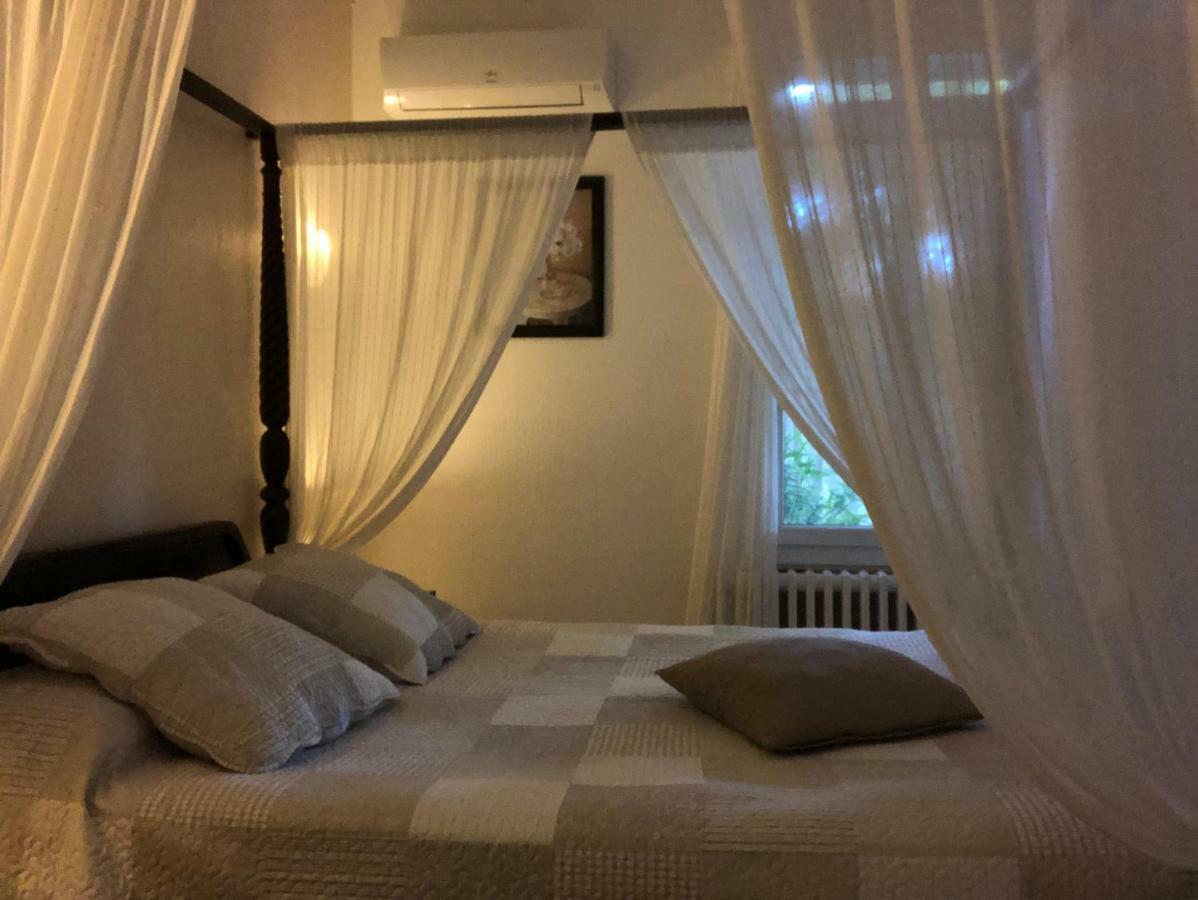 Lou Garbin Hotel Saint Laurent d'Aigouze Bagian luar foto