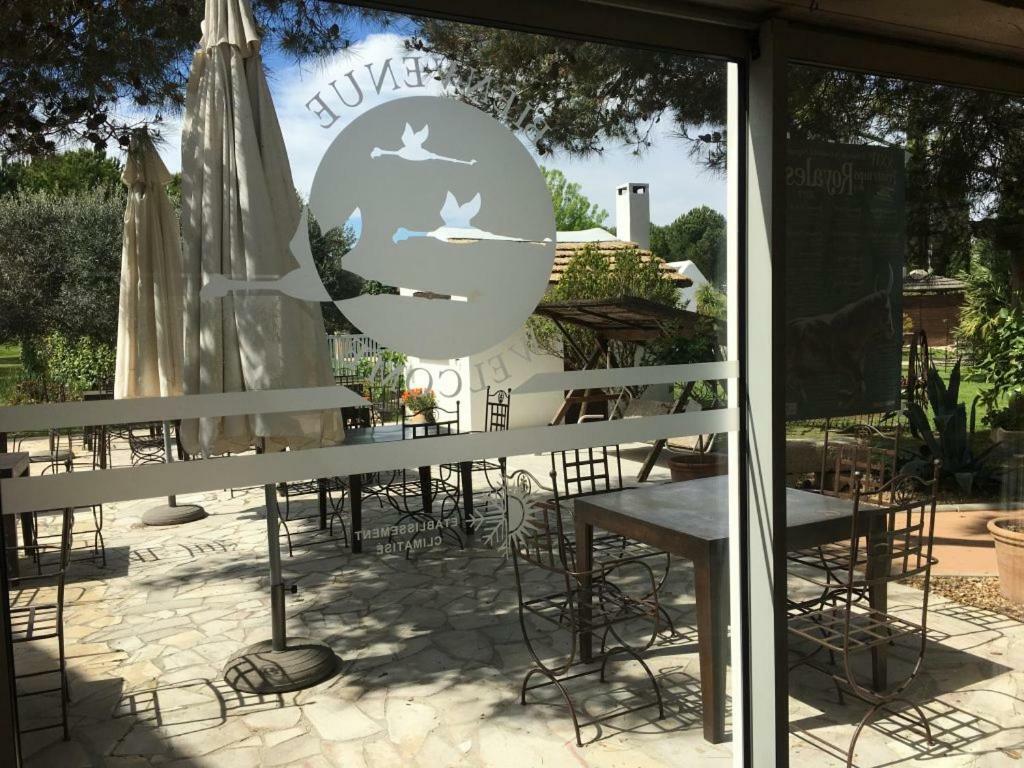 Lou Garbin Hotel Saint Laurent d'Aigouze Bagian luar foto