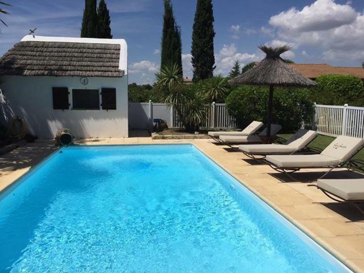 Lou Garbin Hotel Saint Laurent d'Aigouze Bagian luar foto