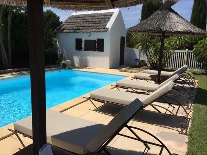 Lou Garbin Hotel Saint Laurent d'Aigouze Bagian luar foto